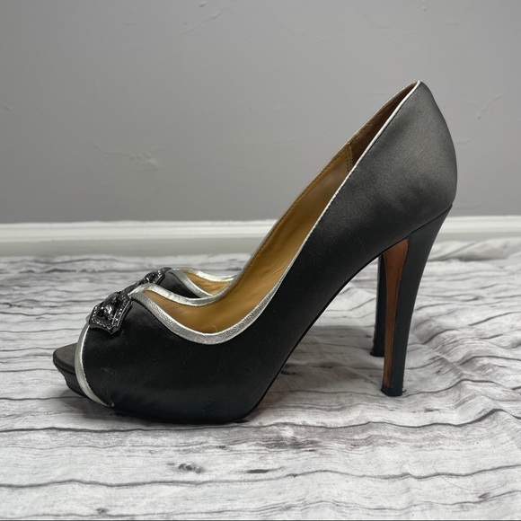 BADGLEY MISCHKA Formslag Peep Toe Grey Silver Jeweled Satin Heels - Picture 3 of 8